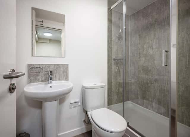 Deluxe Studio bathroom
