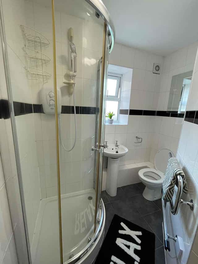 Classic non ensuite shared bathroom